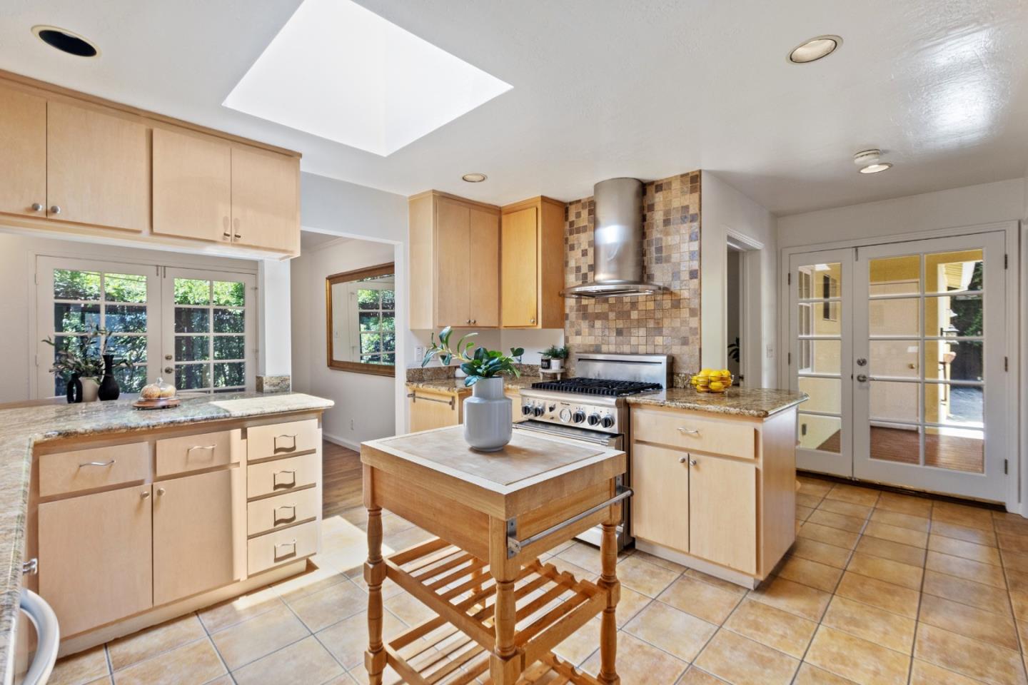 Detail Gallery Image 21 of 51 For 2001 Valparaiso Ave, Menlo Park,  CA 94025 - 3 Beds | 2 Baths