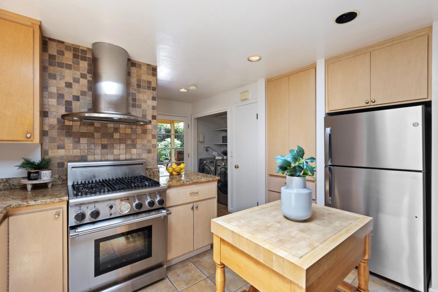 Detail Gallery Image 23 of 51 For 2001 Valparaiso Ave, Menlo Park,  CA 94025 - 3 Beds | 2 Baths