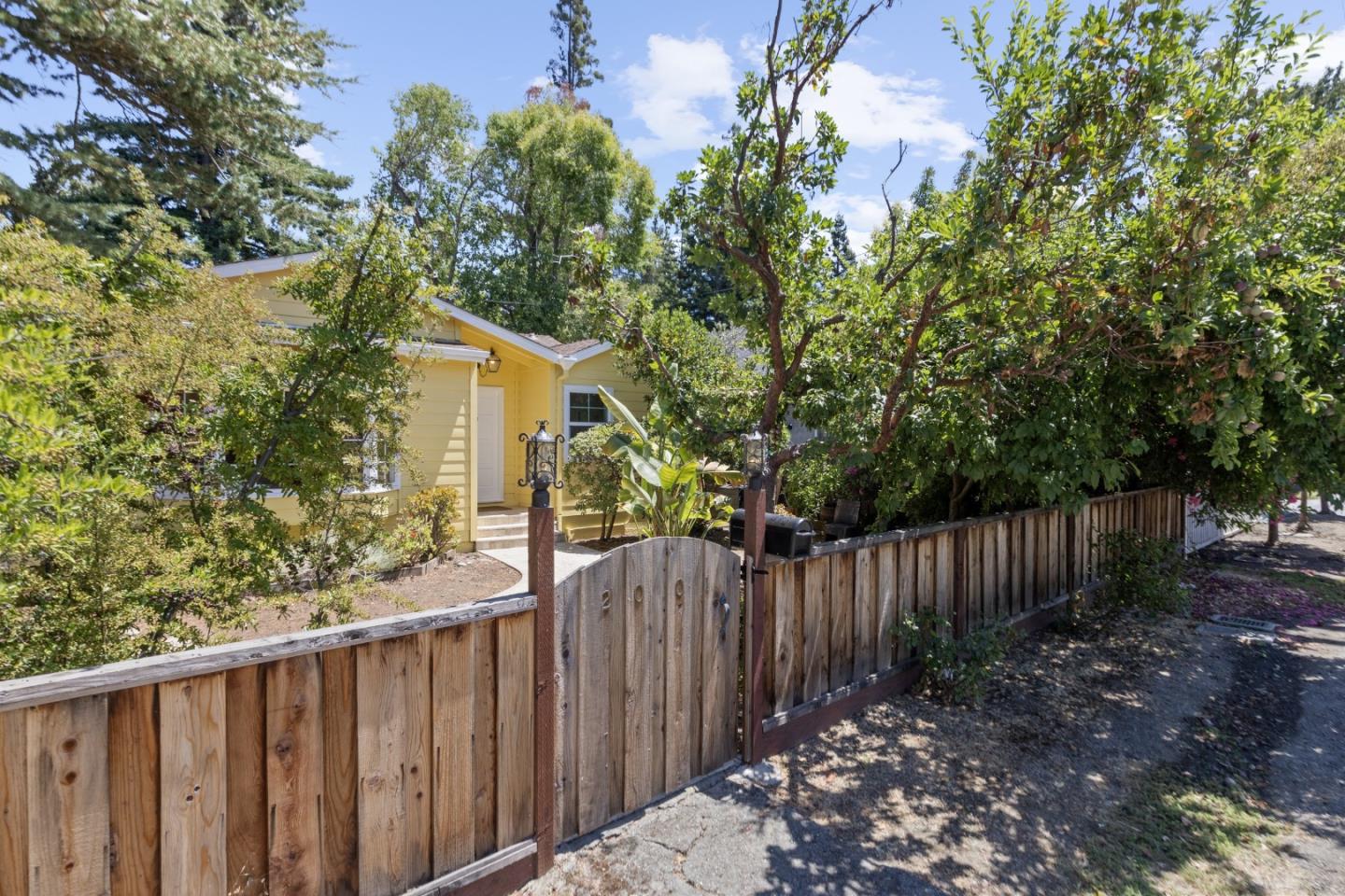 Detail Gallery Image 3 of 51 For 2001 Valparaiso Ave, Menlo Park,  CA 94025 - 3 Beds | 2 Baths