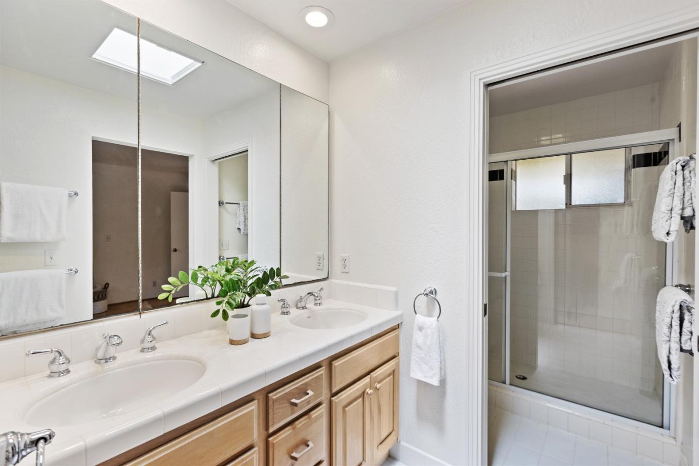 Detail Gallery Image 31 of 51 For 2001 Valparaiso Ave, Menlo Park,  CA 94025 - 3 Beds | 2 Baths