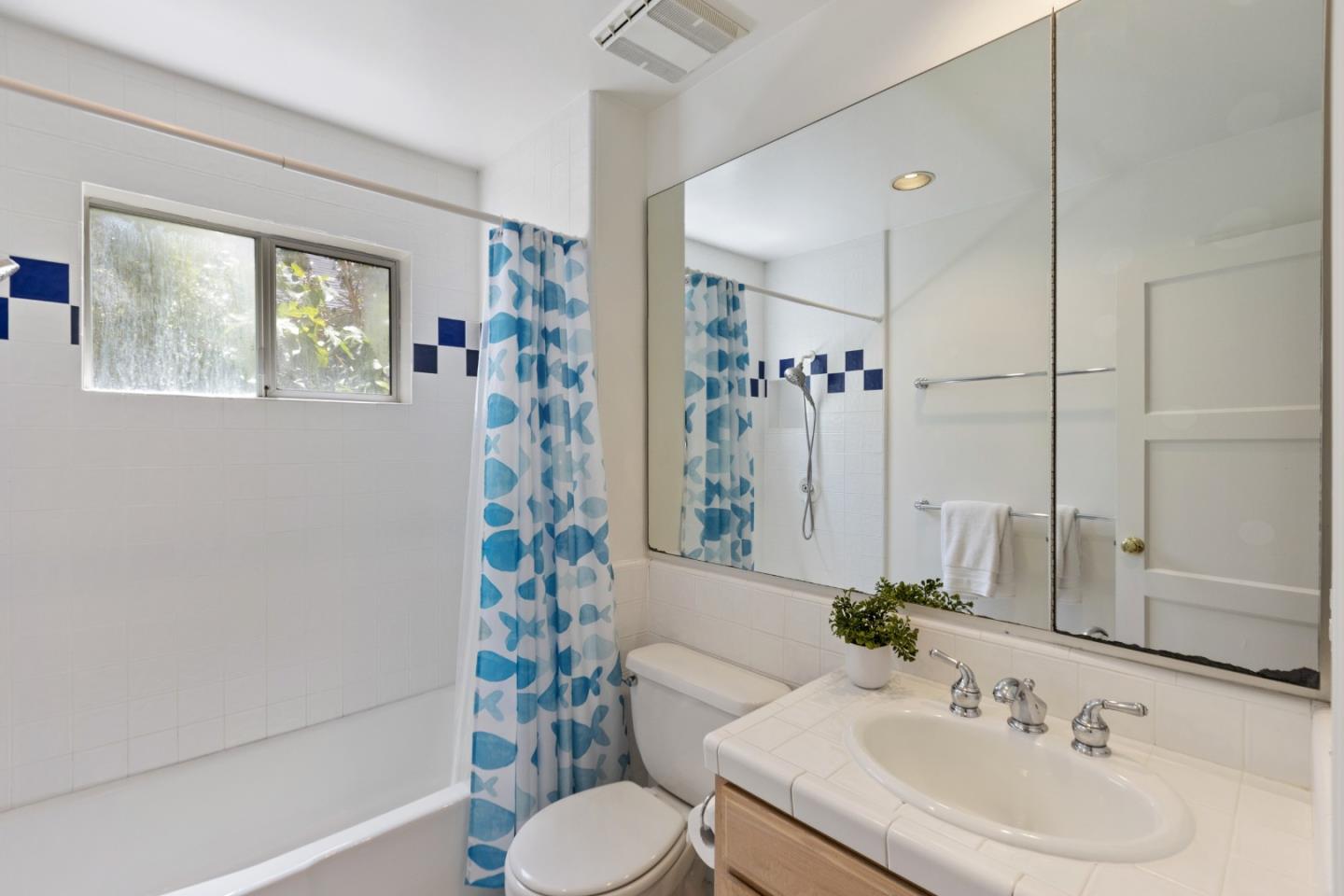 Detail Gallery Image 35 of 51 For 2001 Valparaiso Ave, Menlo Park,  CA 94025 - 3 Beds | 2 Baths