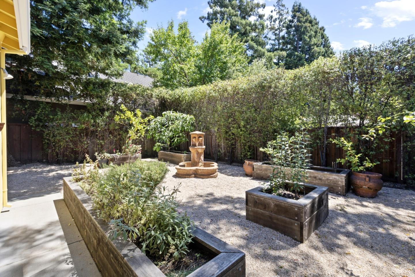 Detail Gallery Image 41 of 51 For 2001 Valparaiso Ave, Menlo Park,  CA 94025 - 3 Beds | 2 Baths