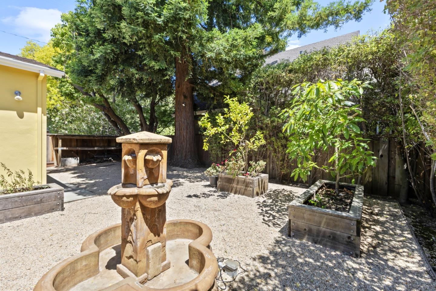 Detail Gallery Image 42 of 51 For 2001 Valparaiso Ave, Menlo Park,  CA 94025 - 3 Beds | 2 Baths