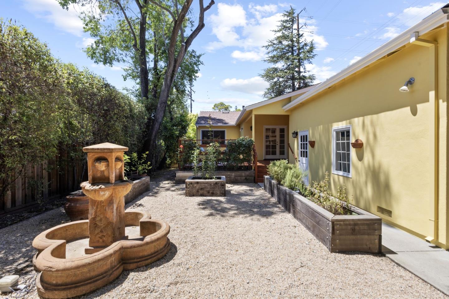 Detail Gallery Image 43 of 51 For 2001 Valparaiso Ave, Menlo Park,  CA 94025 - 3 Beds | 2 Baths