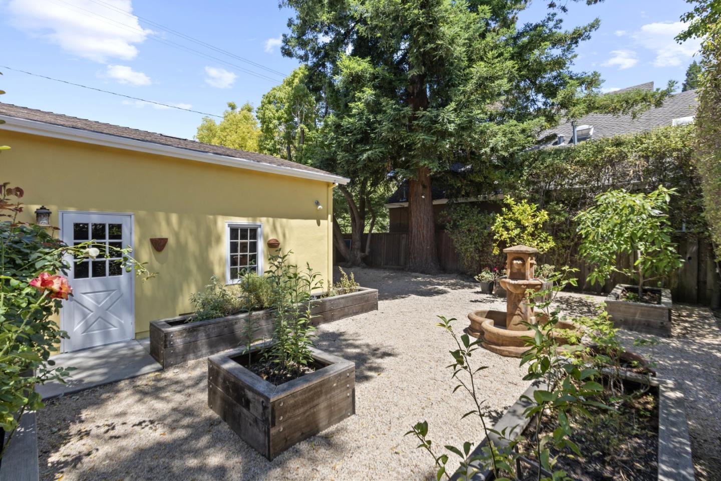 Detail Gallery Image 44 of 51 For 2001 Valparaiso Ave, Menlo Park,  CA 94025 - 3 Beds | 2 Baths