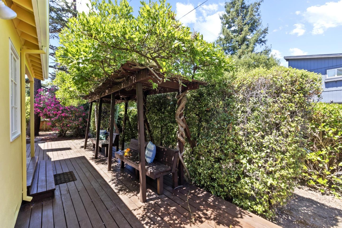 Detail Gallery Image 46 of 51 For 2001 Valparaiso Ave, Menlo Park,  CA 94025 - 3 Beds | 2 Baths
