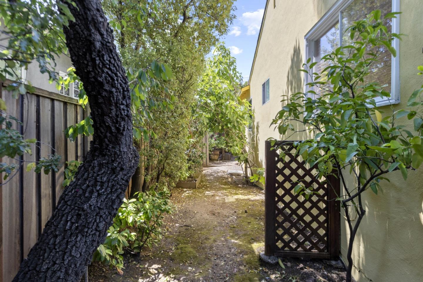 Detail Gallery Image 50 of 51 For 2001 Valparaiso Ave, Menlo Park,  CA 94025 - 3 Beds | 2 Baths
