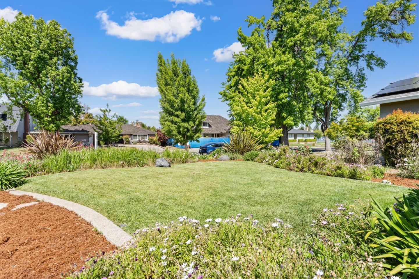 Detail Gallery Image 4 of 46 For 1114 S Genevieve Ln, San Jose,  CA 95128 - 5 Beds | 4 Baths