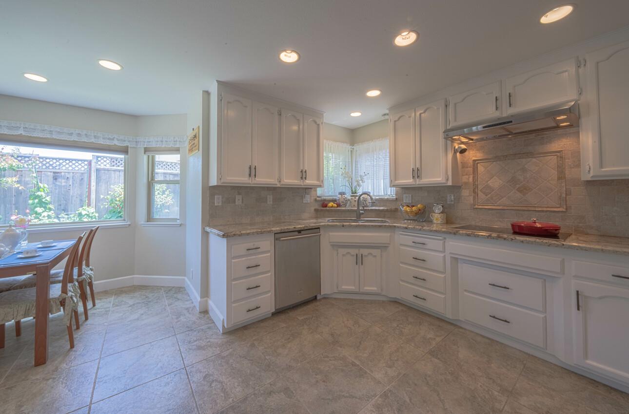 Detail Gallery Image 14 of 45 For 1121 Palo Alto Way, Salinas,  CA 93901 - 4 Beds | 2 Baths