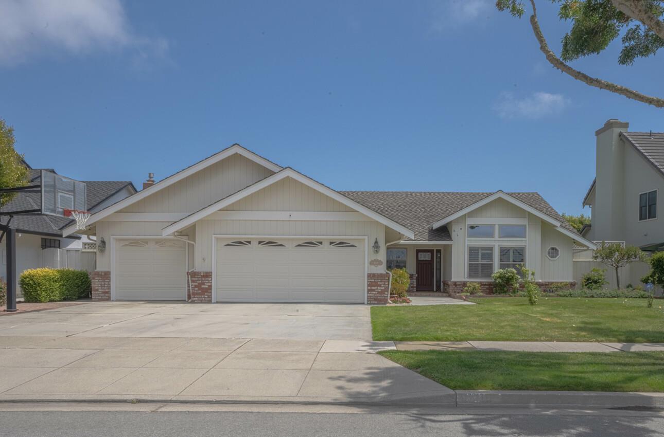 Detail Gallery Image 2 of 45 For 1121 Palo Alto Way, Salinas,  CA 93901 - 4 Beds | 2 Baths