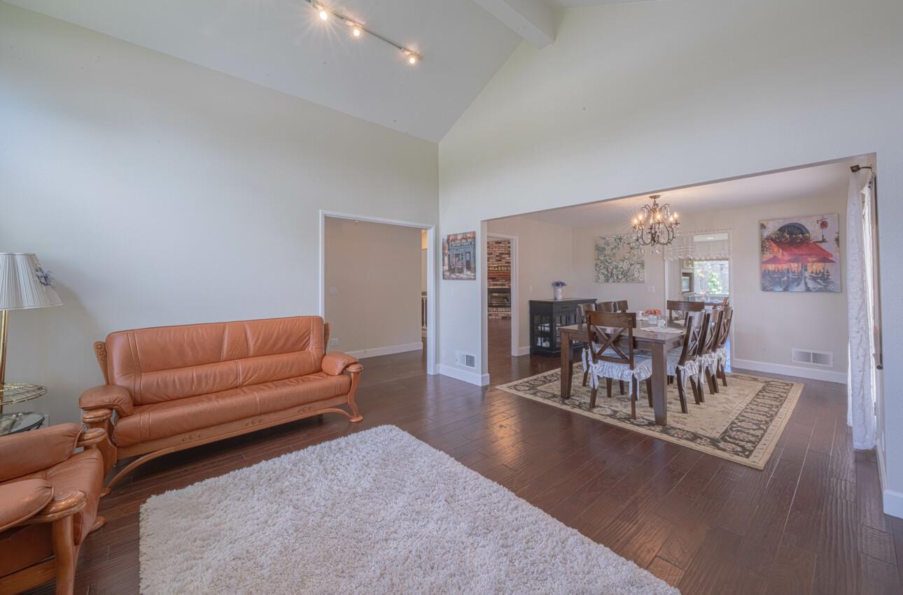 Detail Gallery Image 4 of 45 For 1121 Palo Alto Way, Salinas,  CA 93901 - 4 Beds | 2 Baths