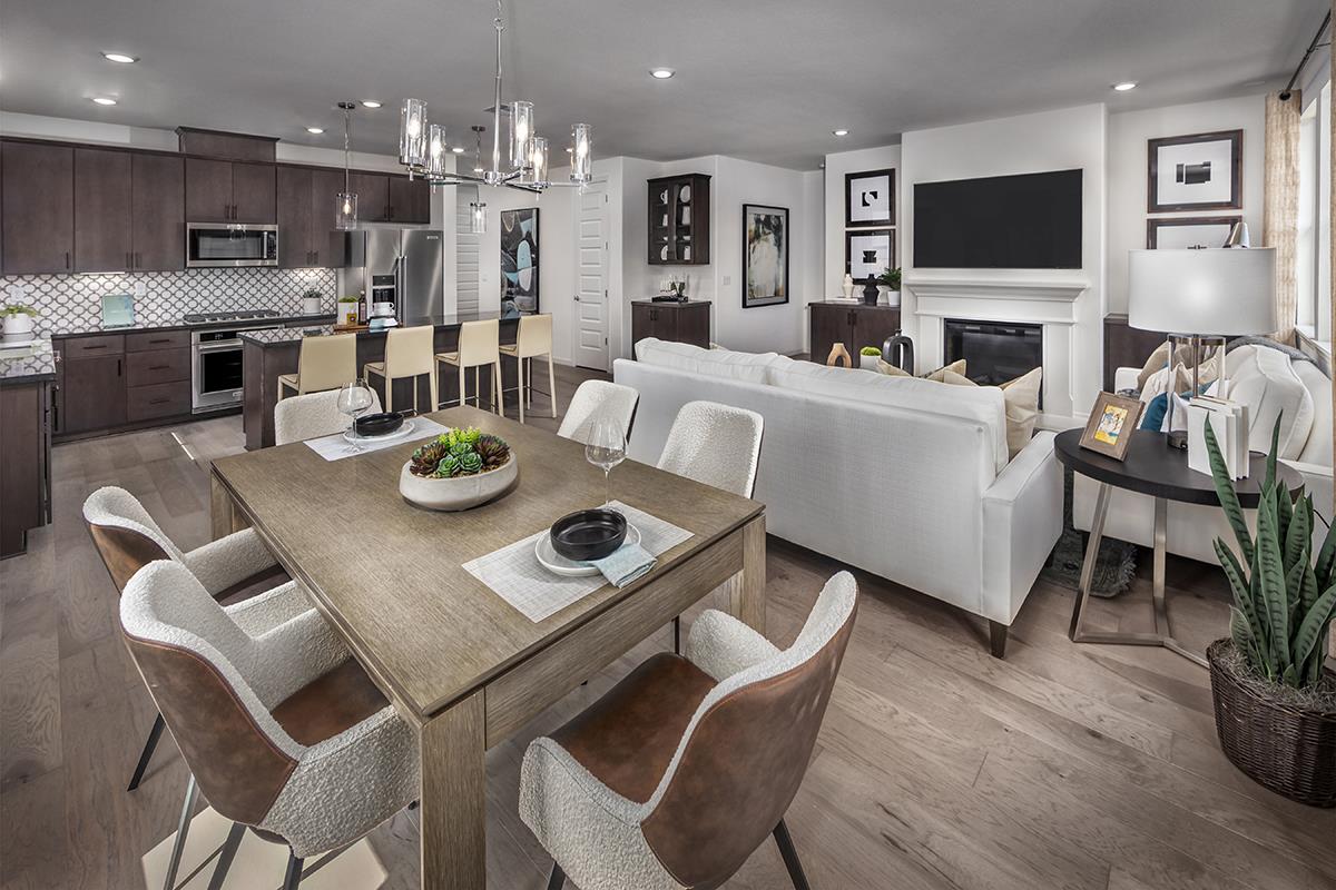 Detail Gallery Image 4 of 10 For 1880 Peony St, Hollister,  CA 95023 - 4 Beds | 2 Baths