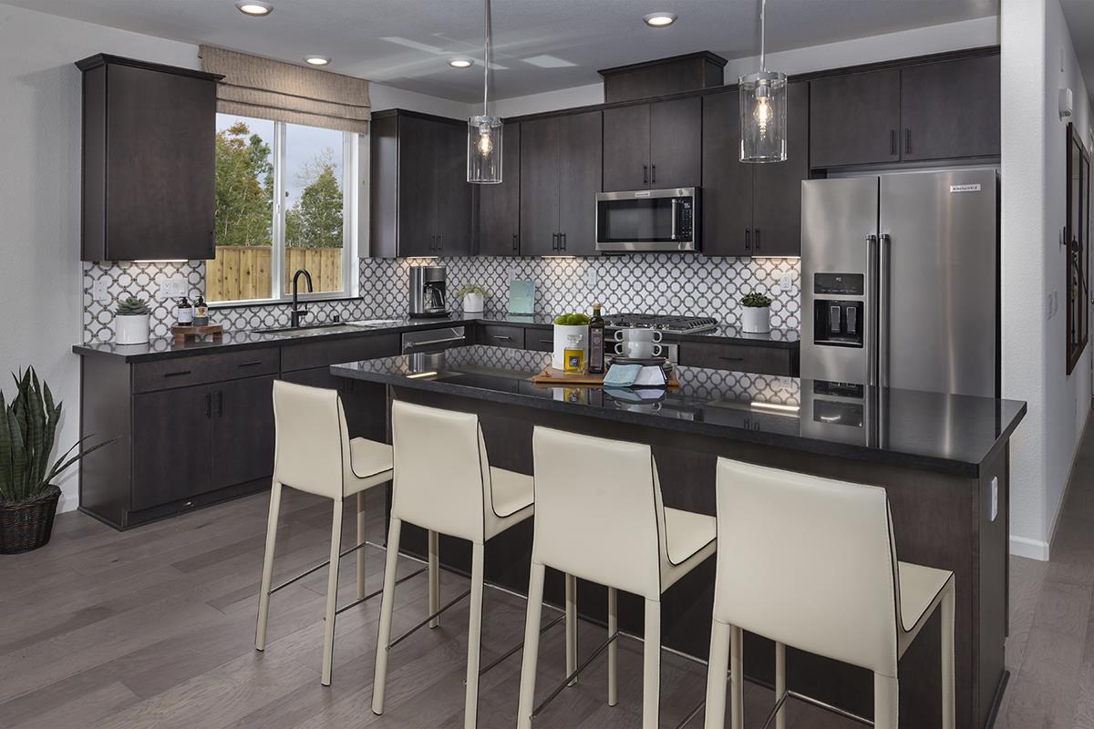 Detail Gallery Image 7 of 10 For 1880 Peony St, Hollister,  CA 95023 - 4 Beds | 2 Baths
