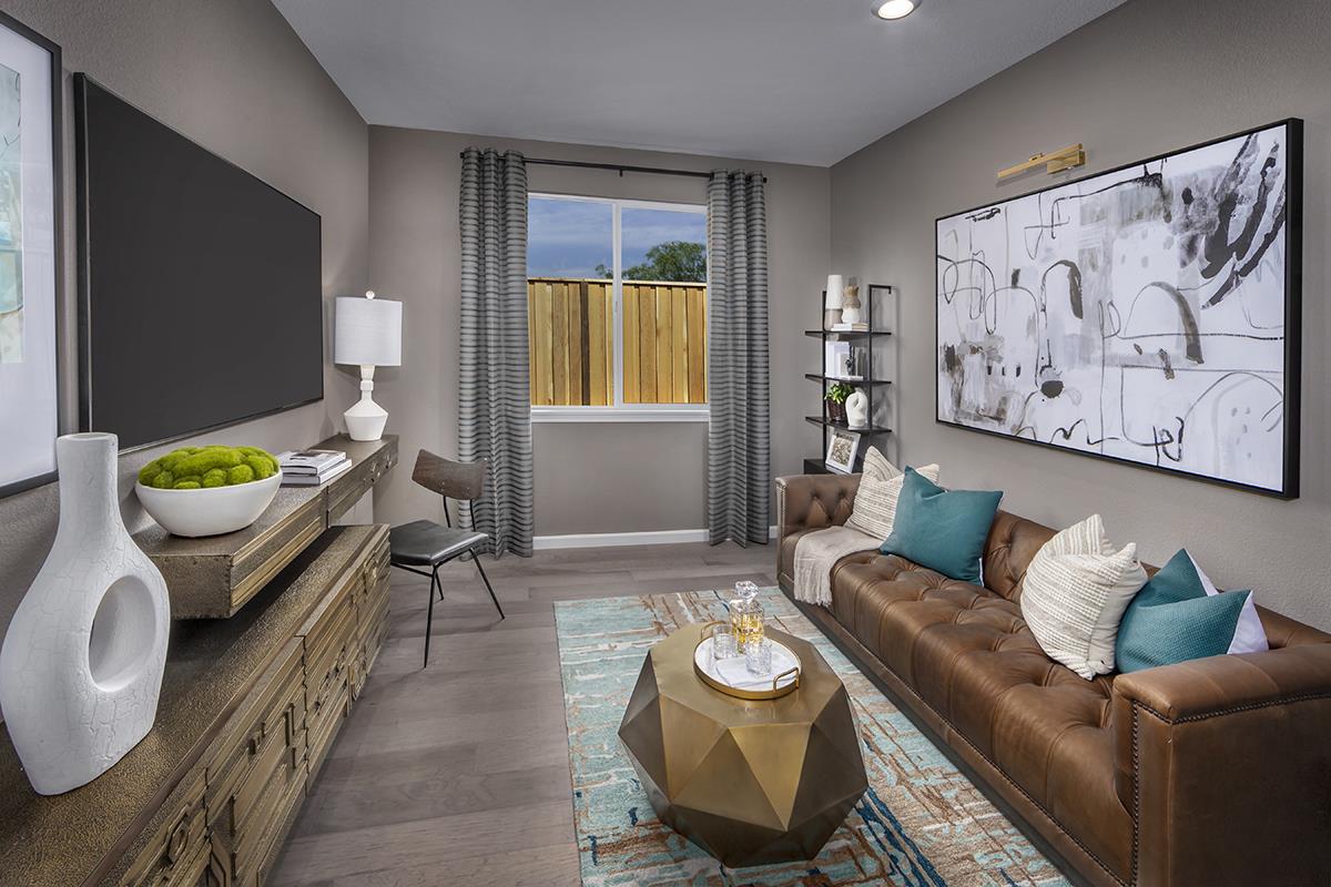 Detail Gallery Image 8 of 10 For 1880 Peony St, Hollister,  CA 95023 - 4 Beds | 2 Baths