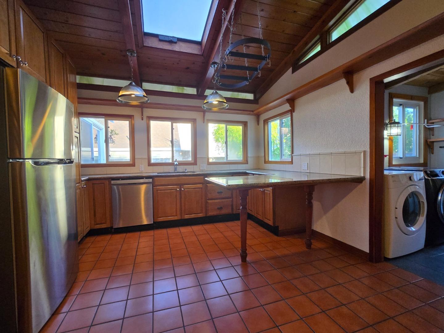 Detail Gallery Image 11 of 21 For 131 Hazel Ave, Millbrae,  CA 94030 - 5 Beds | 3/1 Baths