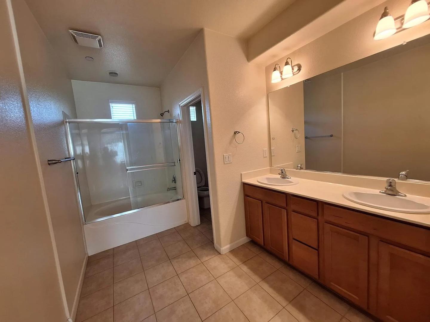 Detail Gallery Image 2 of 20 For 2580 W El Camino Ave, Sacramento,  CA 95833 - 2 Beds | 2/1 Baths