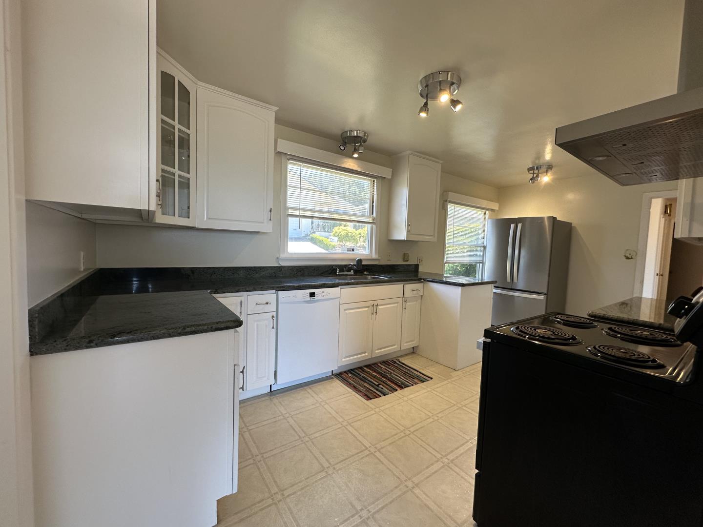 Detail Gallery Image 12 of 40 For 346 Rolling Hills Ave, San Mateo,  CA 94403 - 3 Beds | 2 Baths