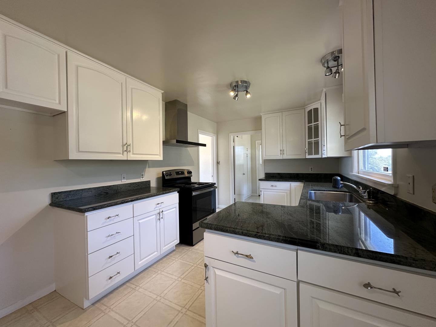 Detail Gallery Image 13 of 40 For 346 Rolling Hills Ave, San Mateo,  CA 94403 - 3 Beds | 2 Baths