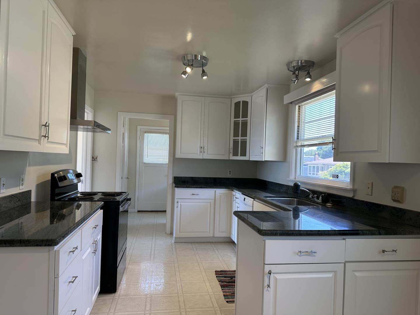 Detail Gallery Image 6 of 40 For 346 Rolling Hills Ave, San Mateo,  CA 94403 - 3 Beds | 2 Baths