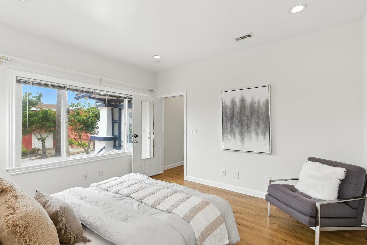 Detail Gallery Image 14 of 65 For 52 Eastwood Dr, San Francisco,  CA 94112 - 6 Beds | 6 Baths