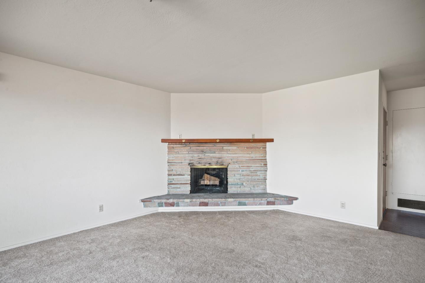 Detail Gallery Image 5 of 14 For 1028 West Franklin Street, Monterey,  CA 93940 - 2 Beds | 2 Baths