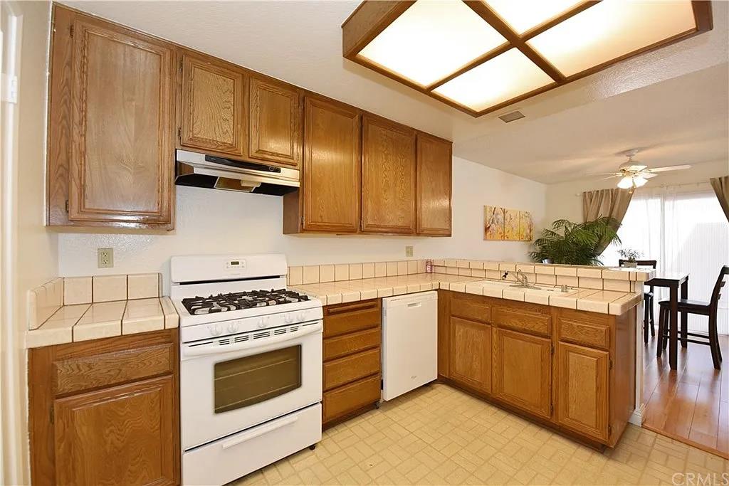 Detail Gallery Image 4 of 14 For 93 Oxford, Irvine,  CA 92612 - 1 Beds | 1 Baths
