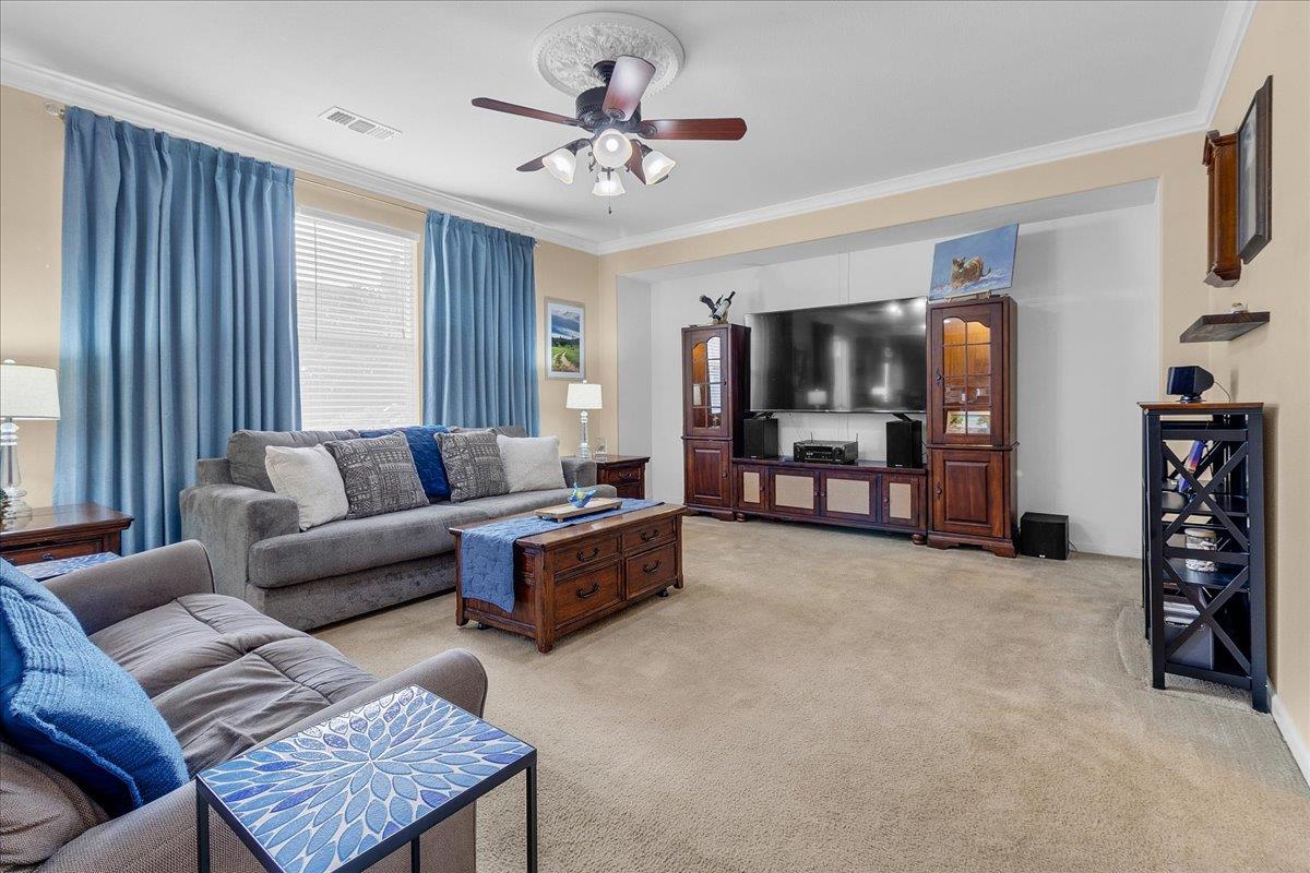 Detail Gallery Image 10 of 49 For 1751 Brighton Dr, Hollister,  CA 95023 - 4 Beds | 2/1 Baths