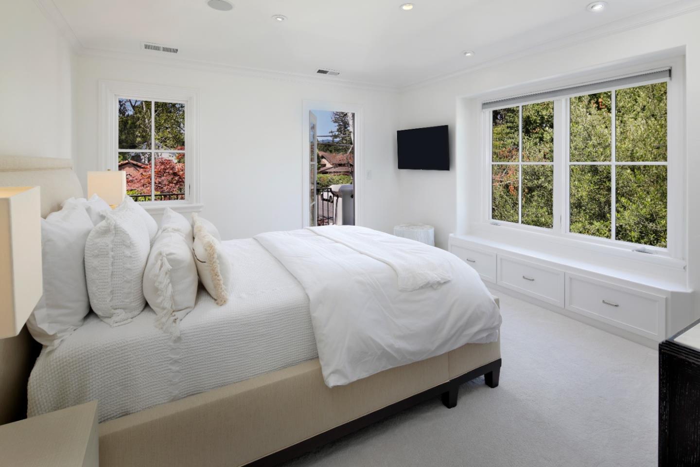 Detail Gallery Image 8 of 17 For 23 Almendral Ave, Atherton,  CA 94027 - 4 Beds | 3/1 Baths