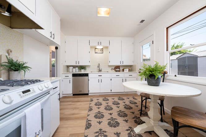 Detail Gallery Image 6 of 16 For 308 Hiller St, Belmont,  CA 94002 - 3 Beds | 1 Baths