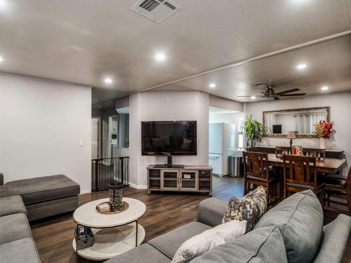 Detail Gallery Image 3 of 28 For 200 Ford Rd #7,  San Jose,  CA 95138 - 3 Beds | 2 Baths