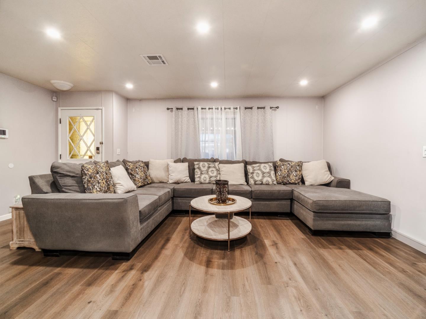 Detail Gallery Image 4 of 28 For 200 Ford Rd #7,  San Jose,  CA 95138 - 3 Beds | 2 Baths
