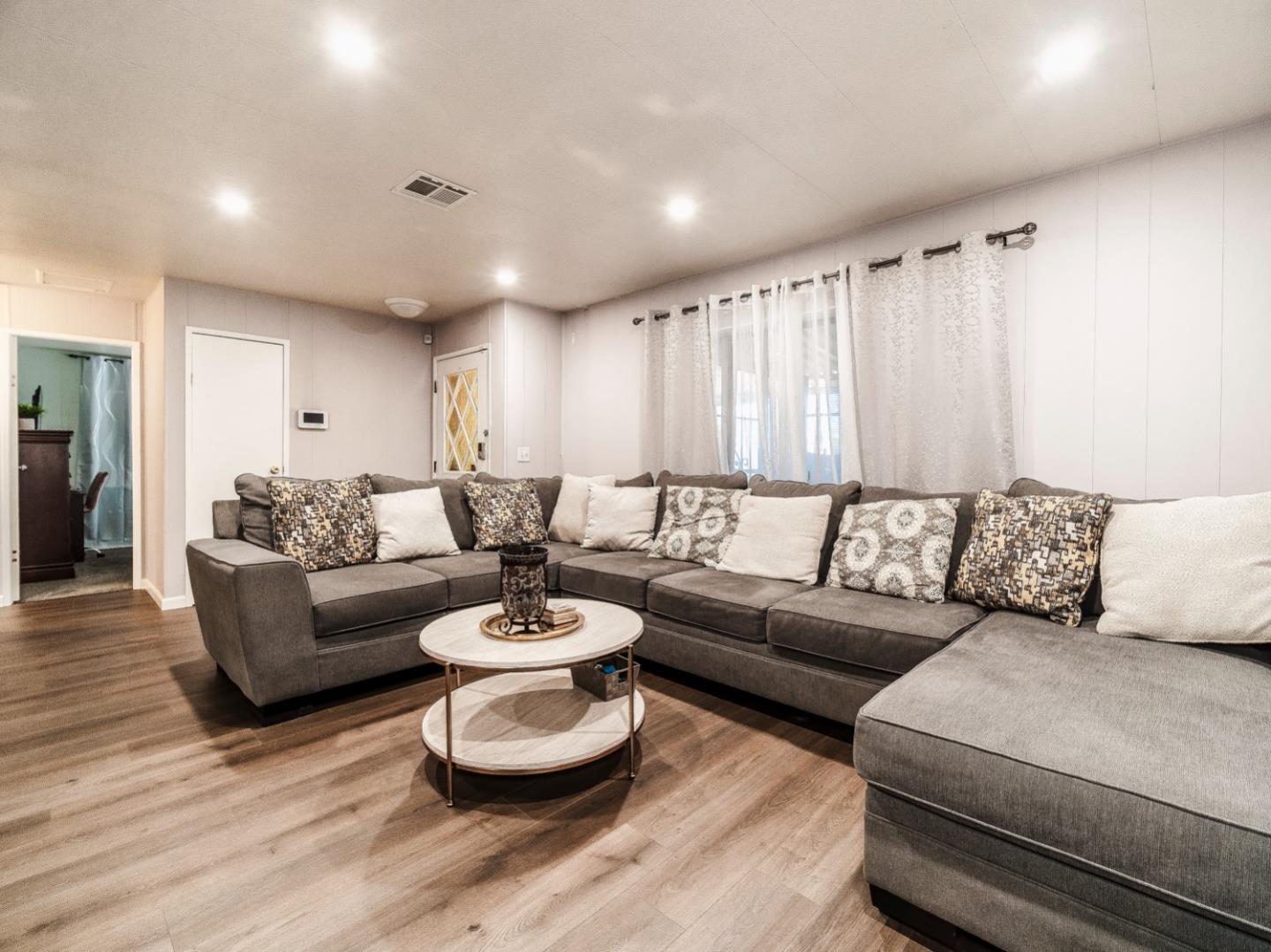 Detail Gallery Image 5 of 28 For 200 Ford Rd #7,  San Jose,  CA 95138 - 3 Beds | 2 Baths