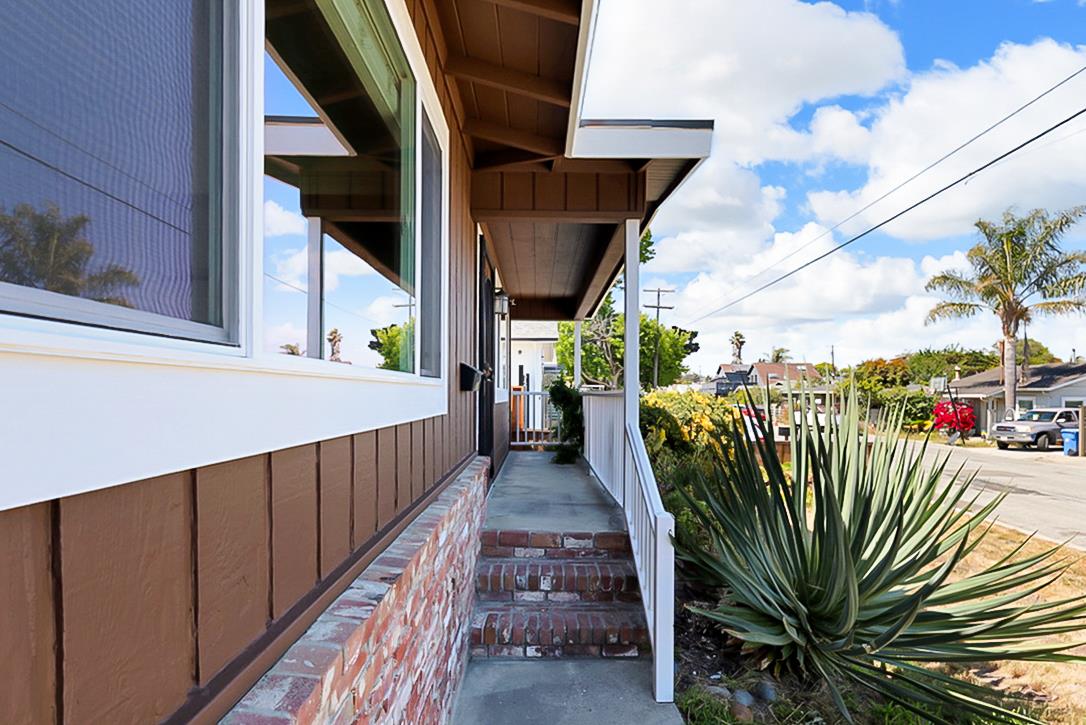 Detail Gallery Image 3 of 22 For 123 Surfside Ave, Santa Cruz,  CA 95060 - 2 Beds | 1 Baths