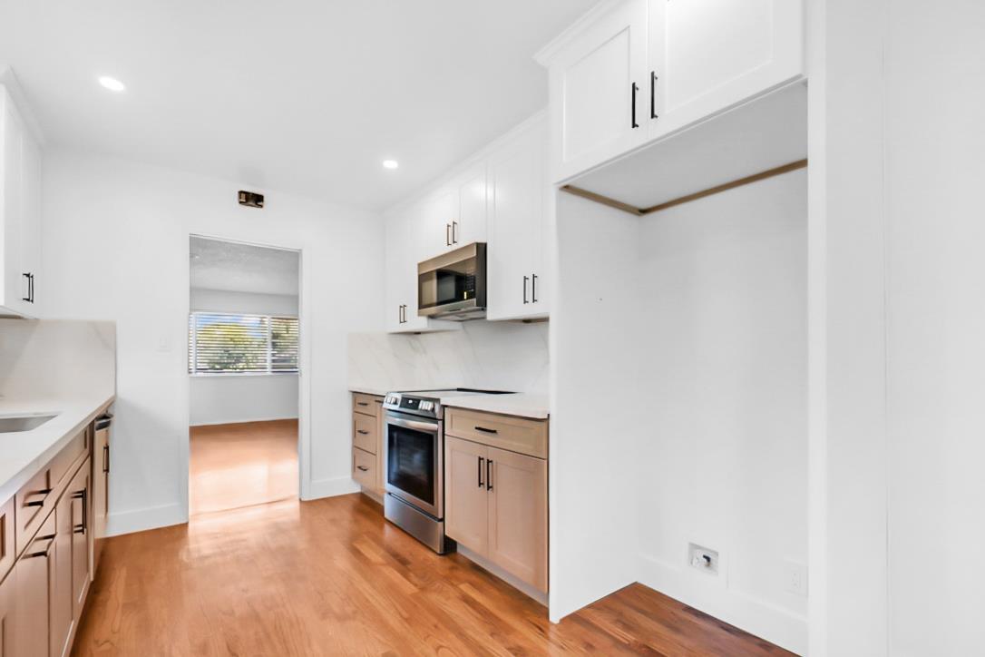 Detail Gallery Image 5 of 22 For 123 Surfside Ave, Santa Cruz,  CA 95060 - 2 Beds | 1 Baths