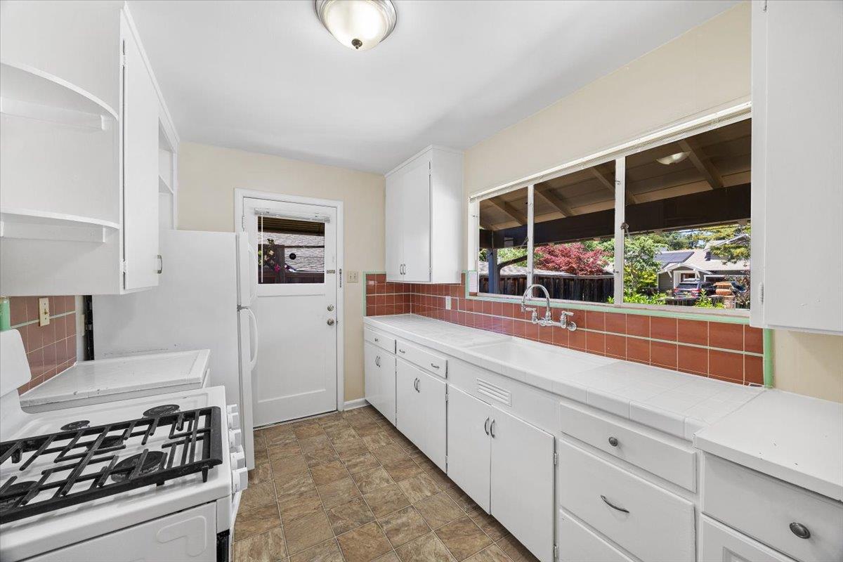 Detail Gallery Image 7 of 19 For 440 Rutherford Ave, Redwood City,  CA 94061 - 3 Beds | 1 Baths