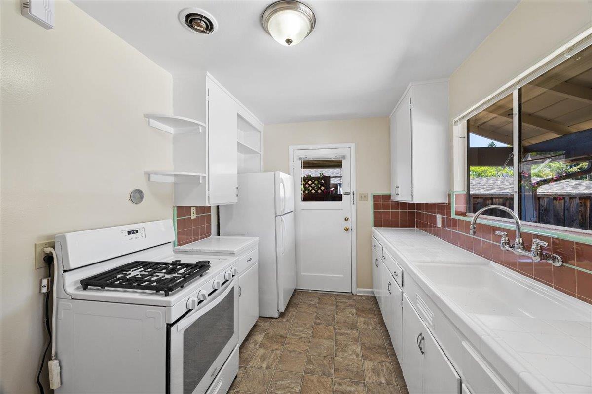 Detail Gallery Image 8 of 19 For 440 Rutherford Ave, Redwood City,  CA 94061 - 3 Beds | 1 Baths