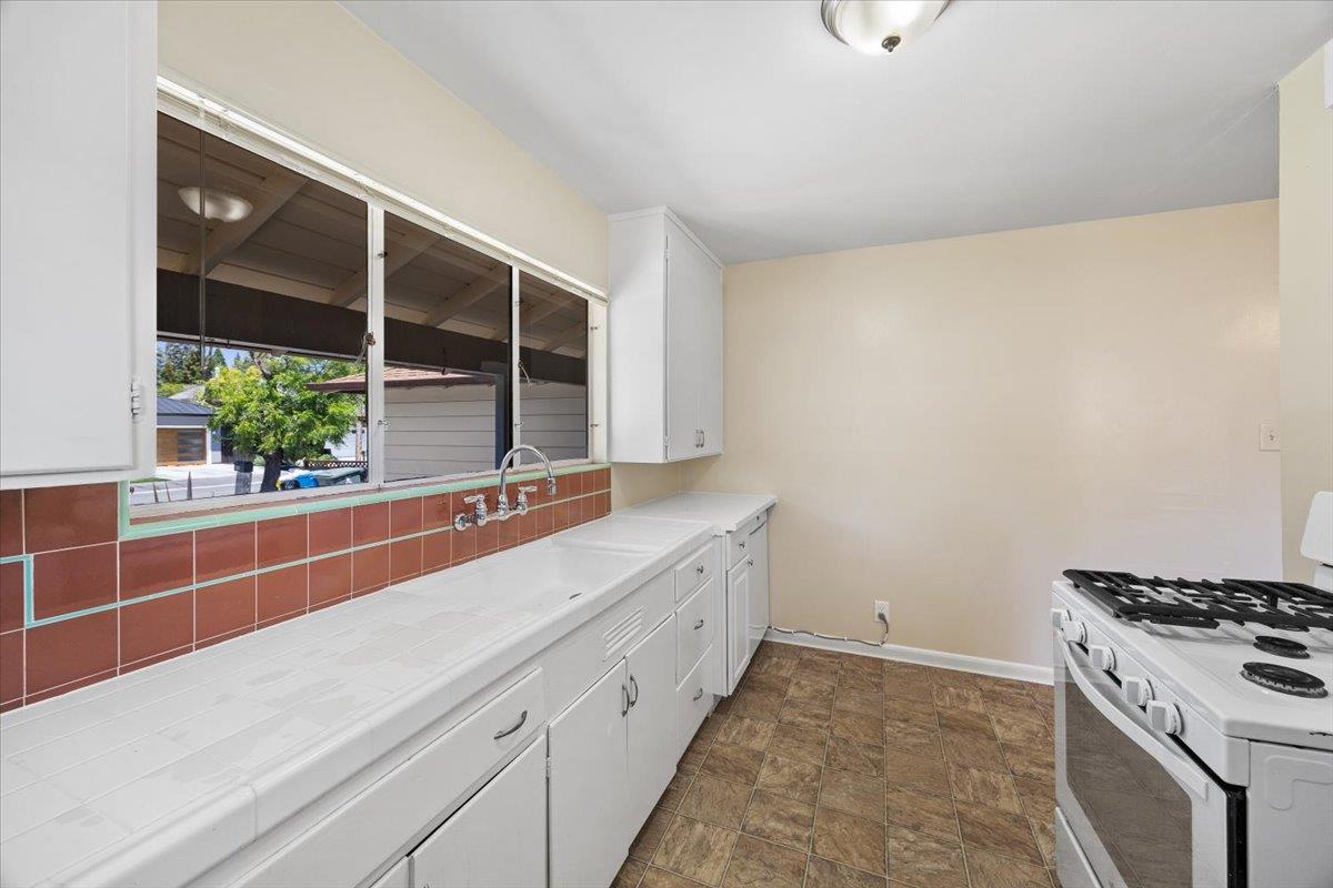 Detail Gallery Image 9 of 19 For 440 Rutherford Ave, Redwood City,  CA 94061 - 3 Beds | 1 Baths