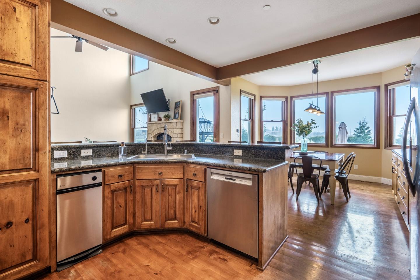 Detail Gallery Image 11 of 54 For 2760 Leavesley Rd, Gilroy,  CA 95020 - 5 Beds | 3/1 Baths
