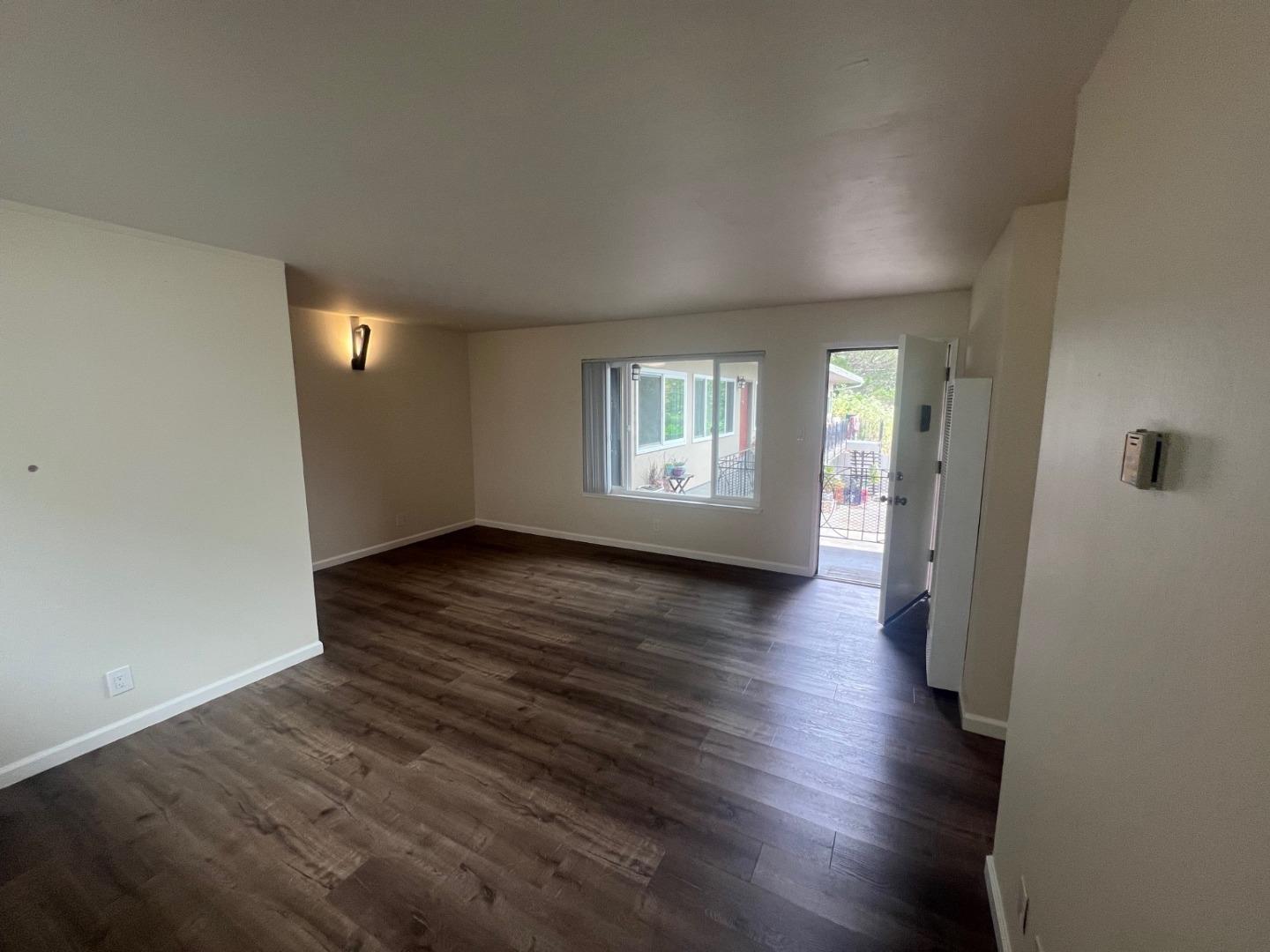 Detail Gallery Image 5 of 11 For 1580 Higgins Way #6,  Pacifica,  CA 94044 - 1 Beds | 1 Baths