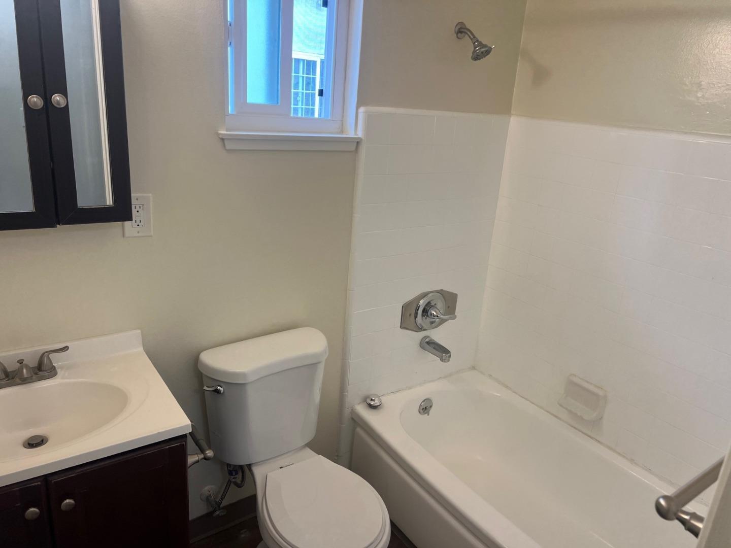 Detail Gallery Image 6 of 11 For 1580 Higgins Way #6,  Pacifica,  CA 94044 - 1 Beds | 1 Baths
