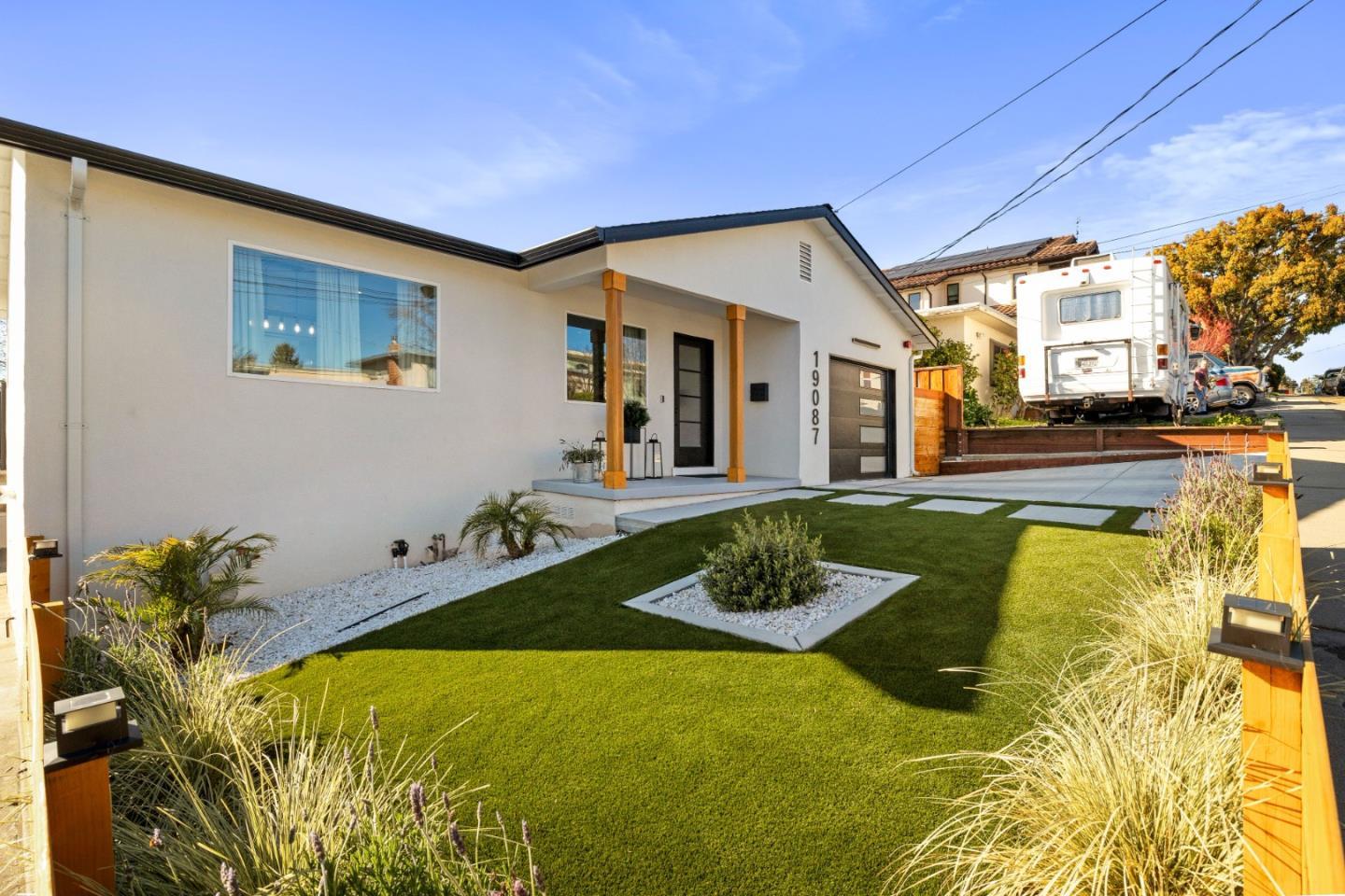 Detail Gallery Image 3 of 45 For 19087 Mayberry Dr, Castro Valley,  CA 94546 - 3 Beds | 2 Baths