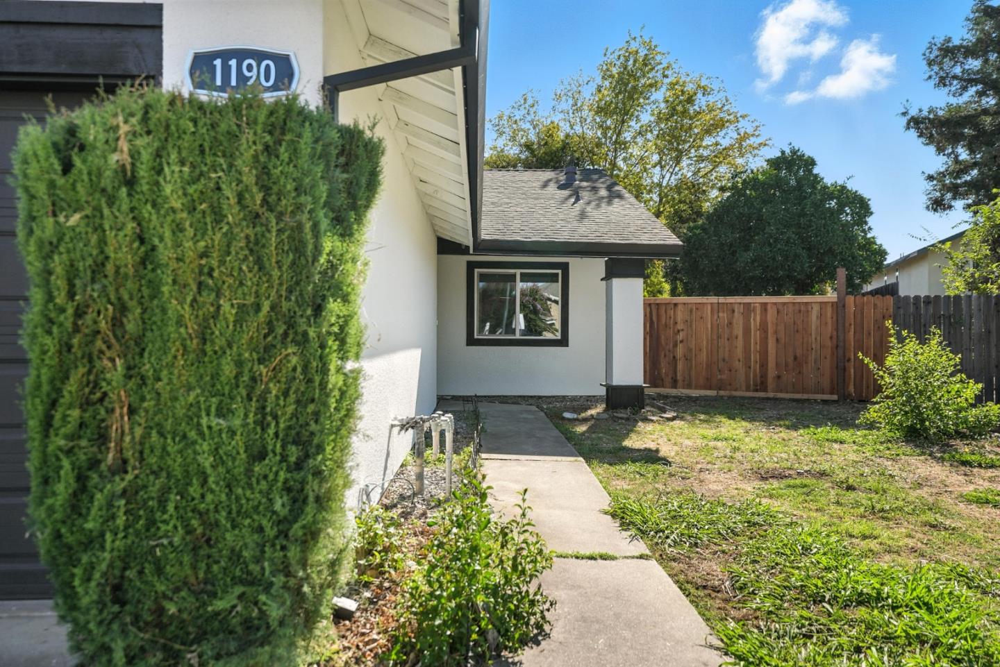 Detail Gallery Image 4 of 46 For 1190 Rio Norte Way, Sacramento,  CA 95834 - 2 Beds | 2 Baths