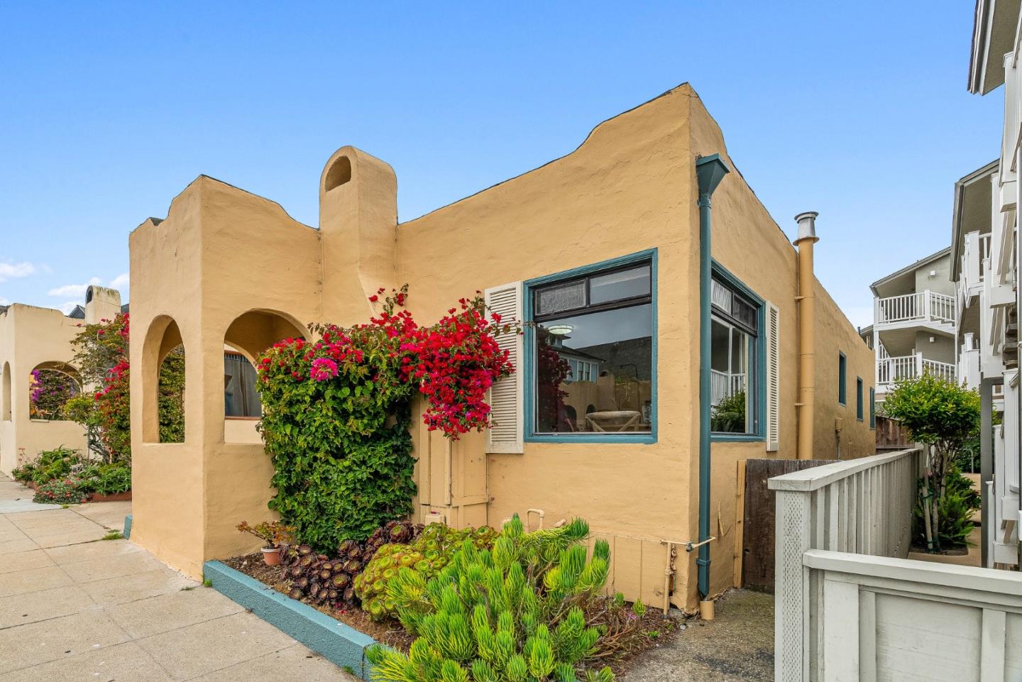 Detail Gallery Image 2 of 29 For 106 Forest Ave, Pacific Grove,  CA 93950 - 2 Beds | 1 Baths