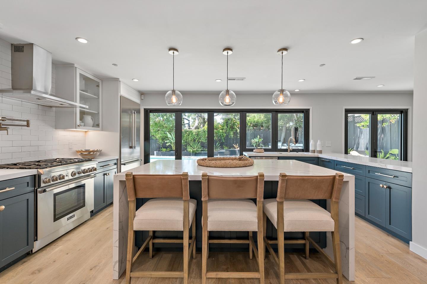 Detail Gallery Image 11 of 29 For 1820 Santa Cruz Ave, Menlo Park,  CA 94025 - 4 Beds | 3 Baths