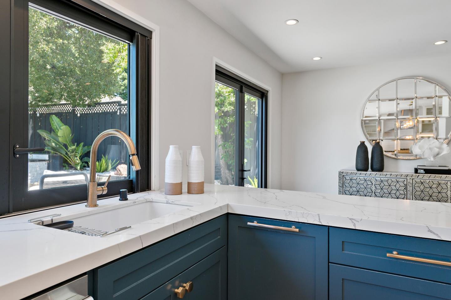 Detail Gallery Image 14 of 29 For 1820 Santa Cruz Ave, Menlo Park,  CA 94025 - 4 Beds | 3 Baths