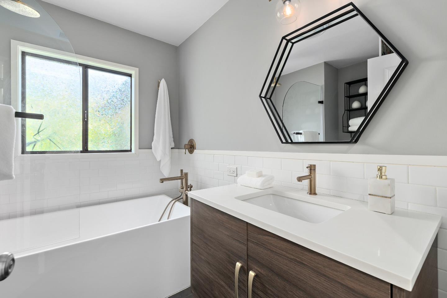 Detail Gallery Image 15 of 29 For 1820 Santa Cruz Ave, Menlo Park,  CA 94025 - 4 Beds | 3 Baths