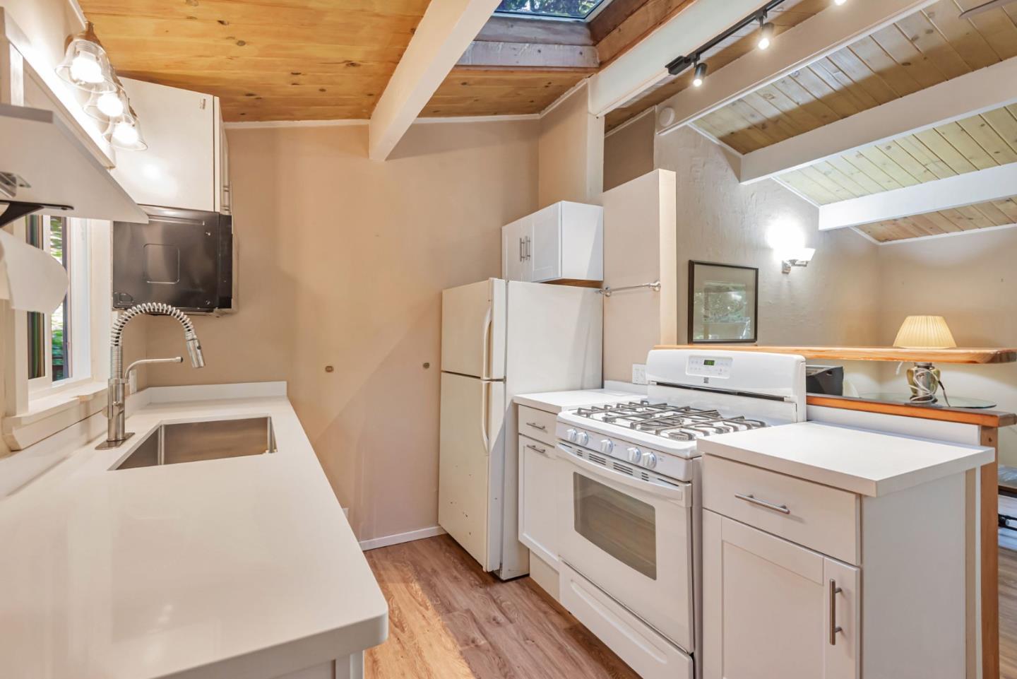 Detail Gallery Image 8 of 29 For 364 Redwood Ave, Pescadero,  CA 94060 - 2 Beds | 1 Baths