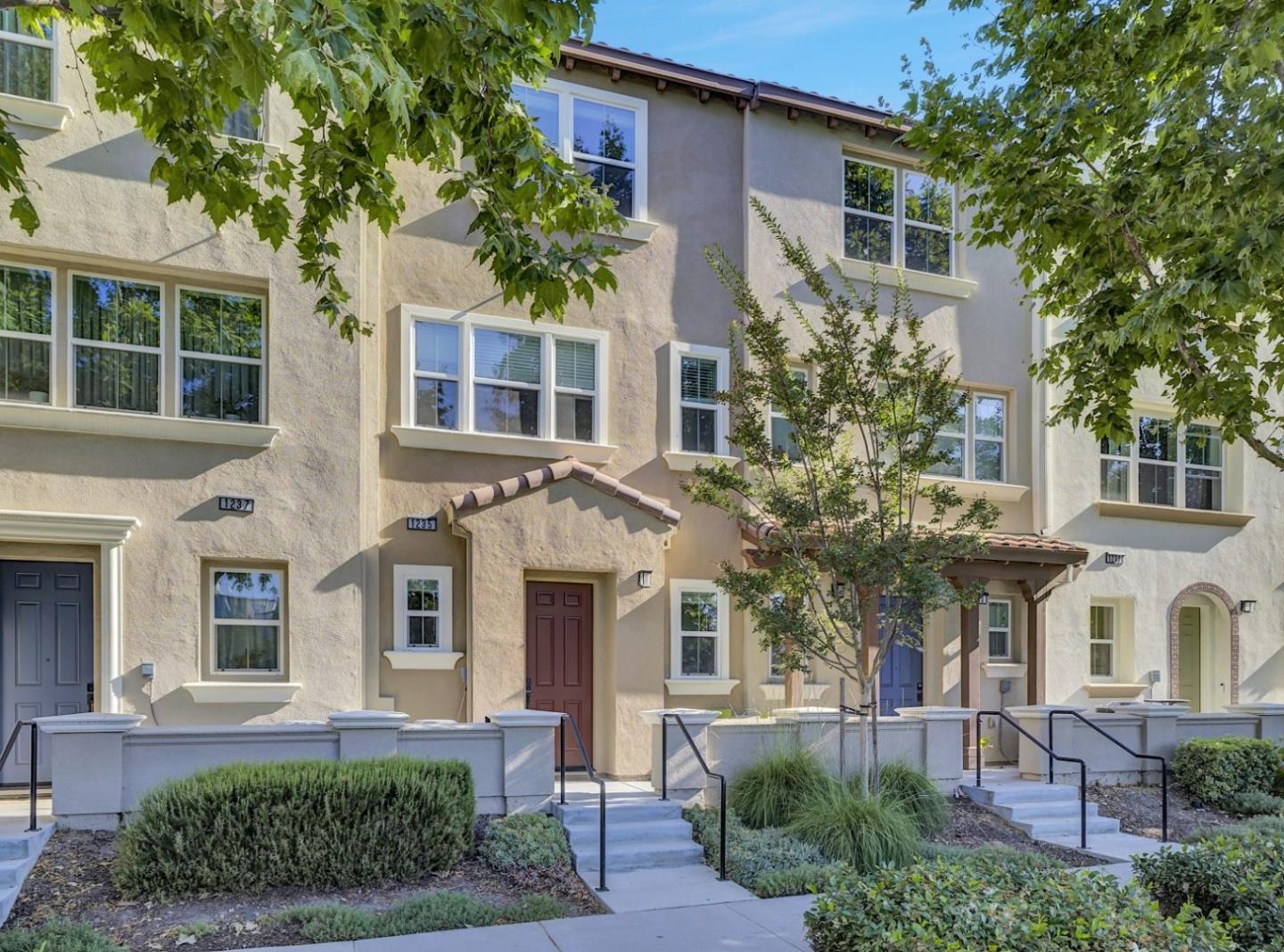 Detail Gallery Image 3 of 40 For 1235 Merry Loop, Milpitas,  CA 95035 - 3 Beds | 3 Baths
