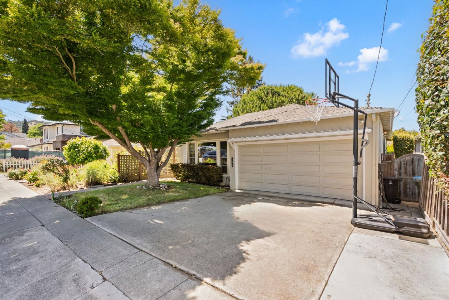 Detail Gallery Image 2 of 30 For 155 Oakview Dr, San Carlos,  CA 94070 - 4 Beds | 2 Baths
