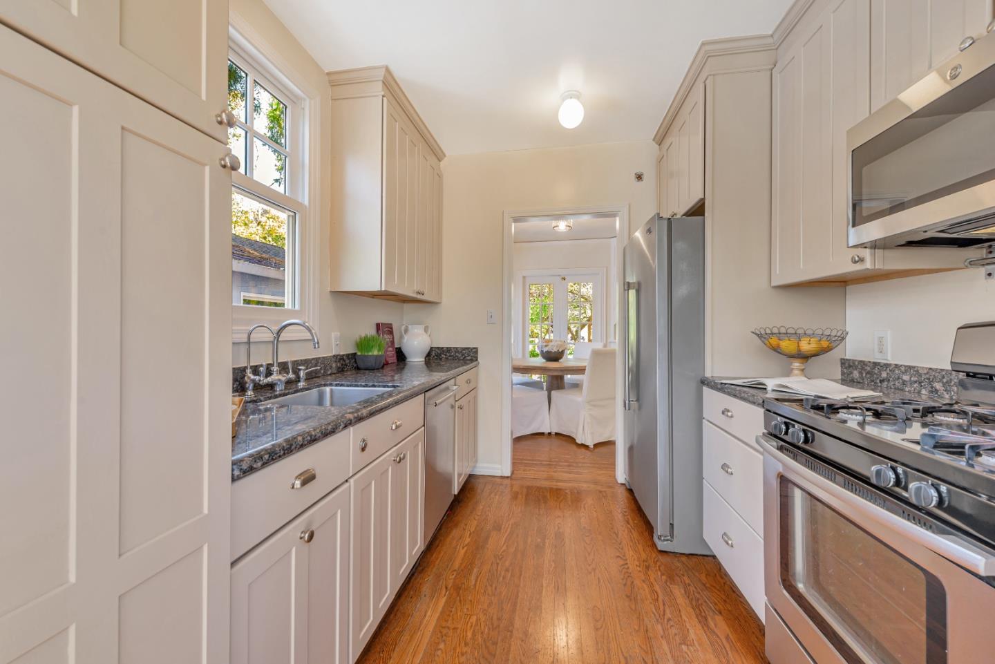 Detail Gallery Image 13 of 38 For 755 Arnold Way, Menlo Park,  CA 94025 - 2 Beds | 1 Baths